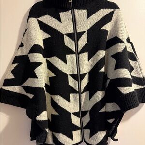 NWOT Mode a Black and White Geometric Women's full zip ponch